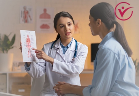 Врач консультирует пациента